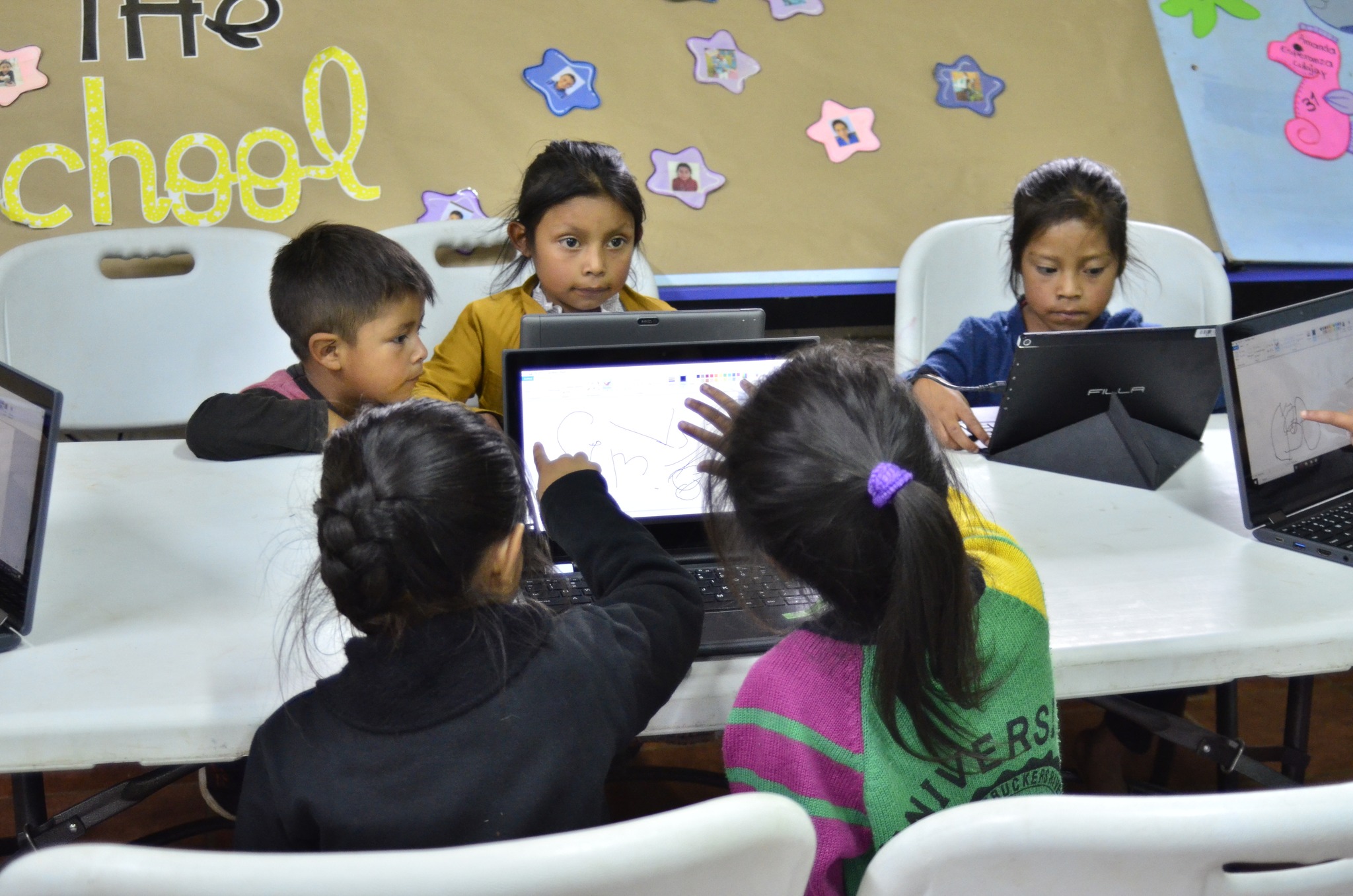 NIÑOS ESTUDIANDO