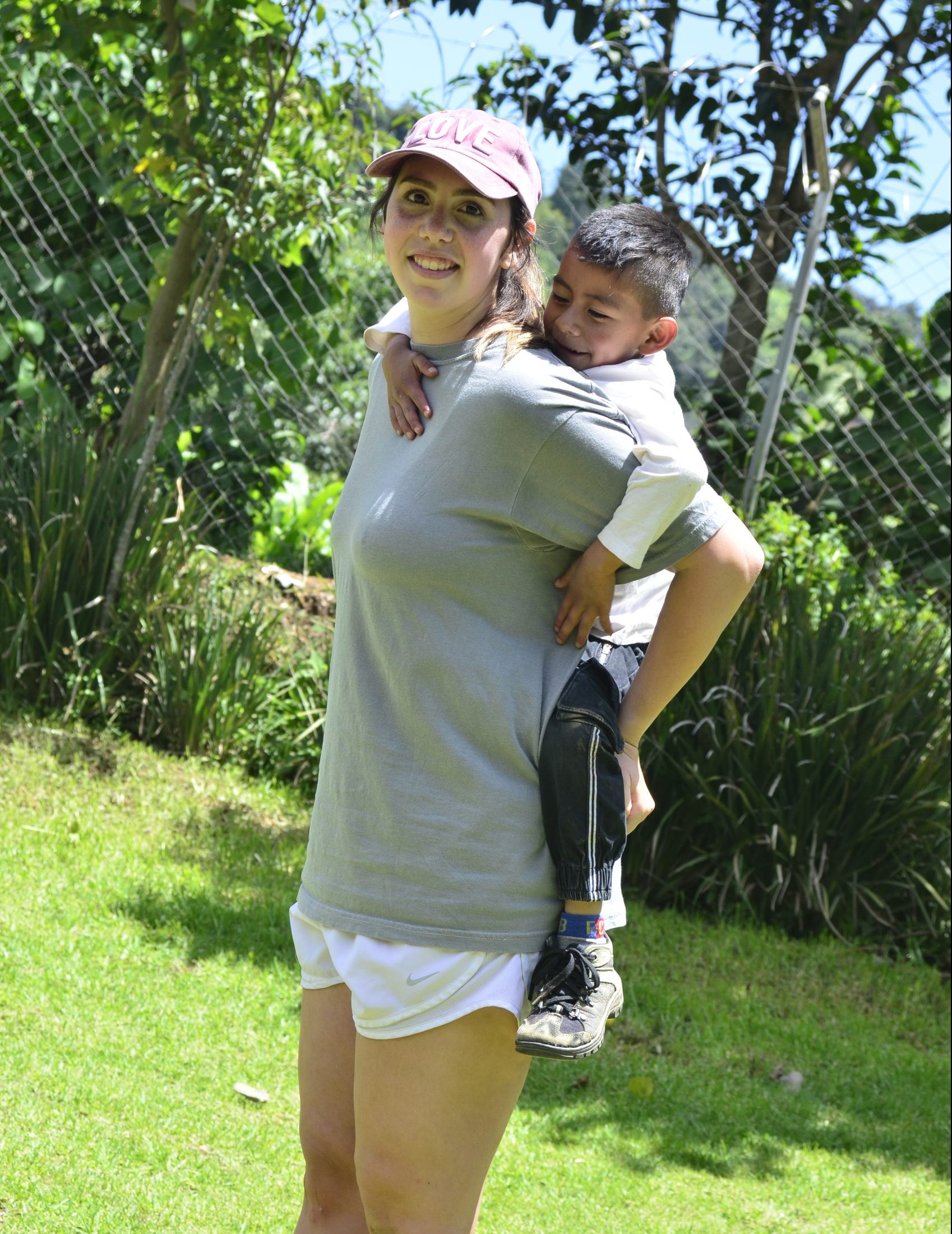 Voluntaria y niño en Guatemala