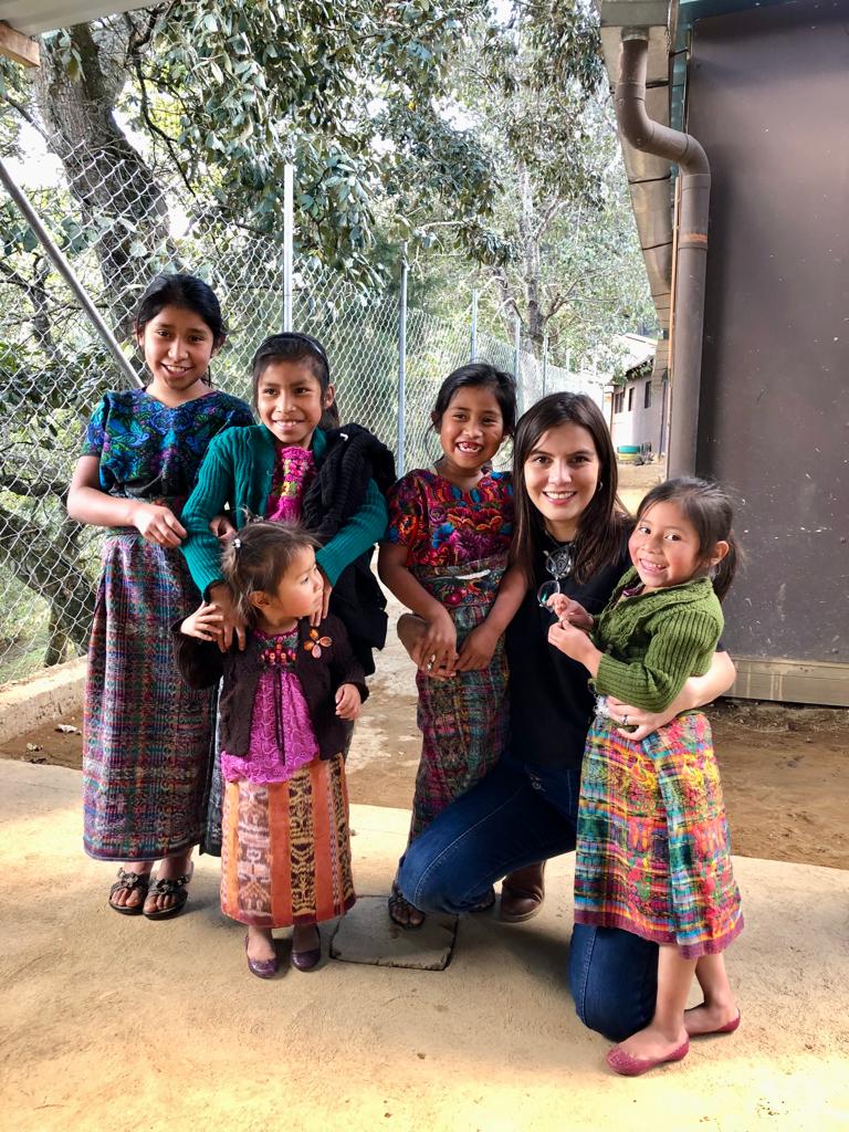 Niña y voluntaria